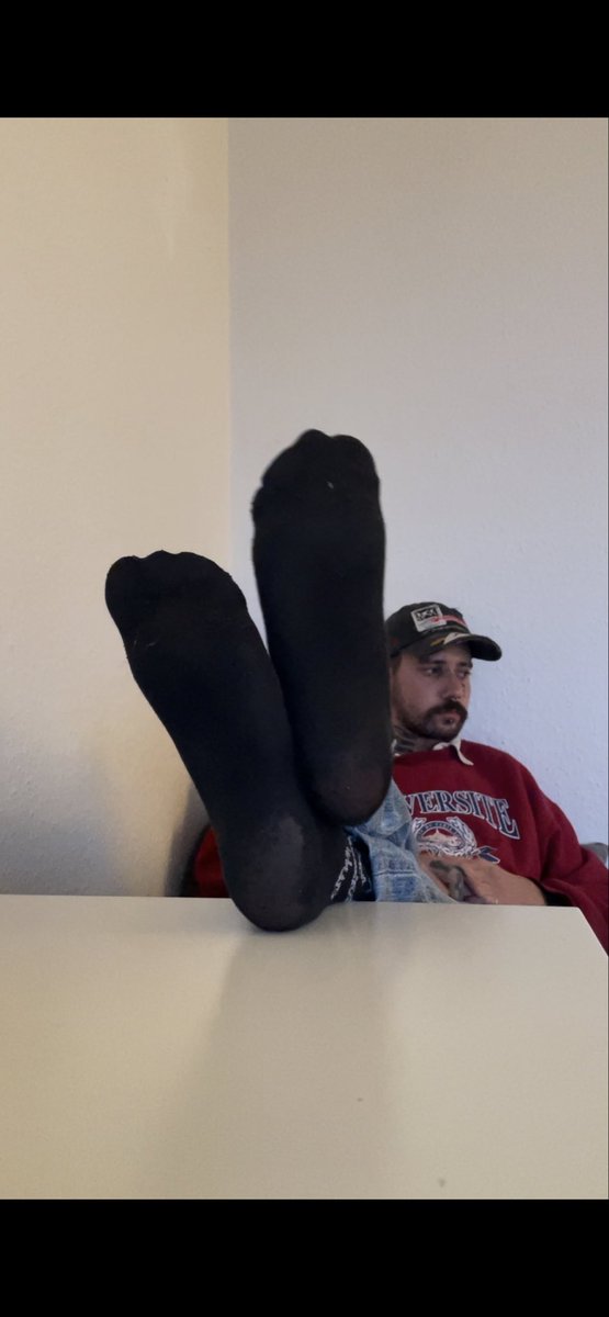 find0mAng3l's tweet photo. Black or white subs 
#fiindom #cashmaster #footmaster #alpha #feet #footworship #malefeet https://t.co/BP9gLEo6Ct