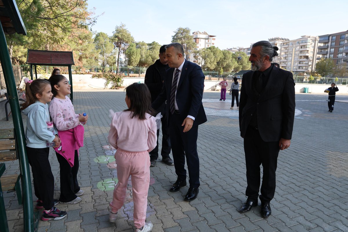 🏫 15 Temmuz Ortaokulu 

Kıymetli öğretmenlerimizle ve geleceğimizin teminatı sevgili öğrencilerimizle bir araya geldik, eğitim öğretim süreci hakkında sohbet ettik.

Fedakâr öğretmenlerimize ve sevgili yavrularımıza hayat boyu başarılar dileriz.

#Kilis