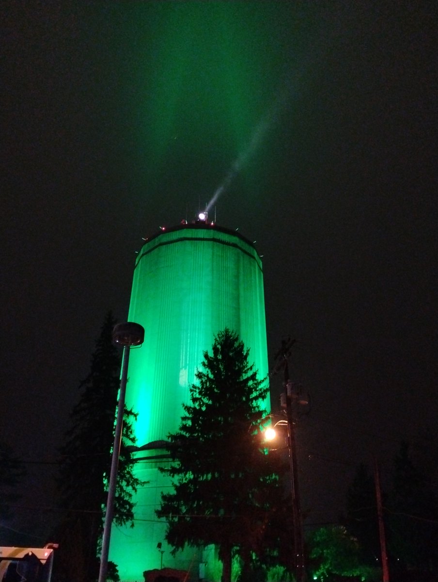 JimSwiftDC's tweet image. Love to see the neighborhood water tower lit up in the fog.