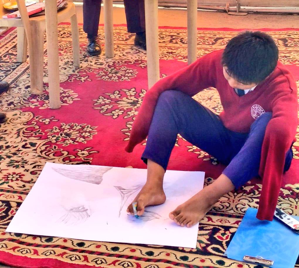 prodefkohima's tweet image. 🌟A testament to courage and hope🌟

🙍🏻Master Ketohokho Weo, a 15-year-old from HSS, Jakhama, #Nagaland stunned everyone at the #IndianArmy’s painting competition at Kisama Heritage Village, as a prelude to #hornbillfestival.

🎨 Drawing with his feet, he beautifully captured the…