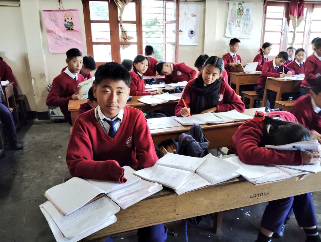 prodefkohima's tweet image. 🌟A testament to courage and hope🌟

🙍🏻Master Ketohokho Weo, a 15-year-old from HSS, Jakhama, #Nagaland stunned everyone at the #IndianArmy’s painting competition at Kisama Heritage Village, as a prelude to #hornbillfestival.

🎨 Drawing with his feet, he beautifully captured the…