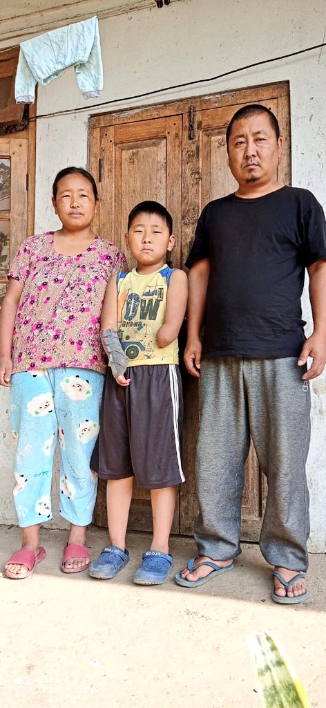 prodefkohima's tweet image. 🌟A testament to courage and hope🌟

🙍🏻Master Ketohokho Weo, a 15-year-old from HSS, Jakhama, #Nagaland stunned everyone at the #IndianArmy’s painting competition at Kisama Heritage Village, as a prelude to #hornbillfestival.

🎨 Drawing with his feet, he beautifully captured the…