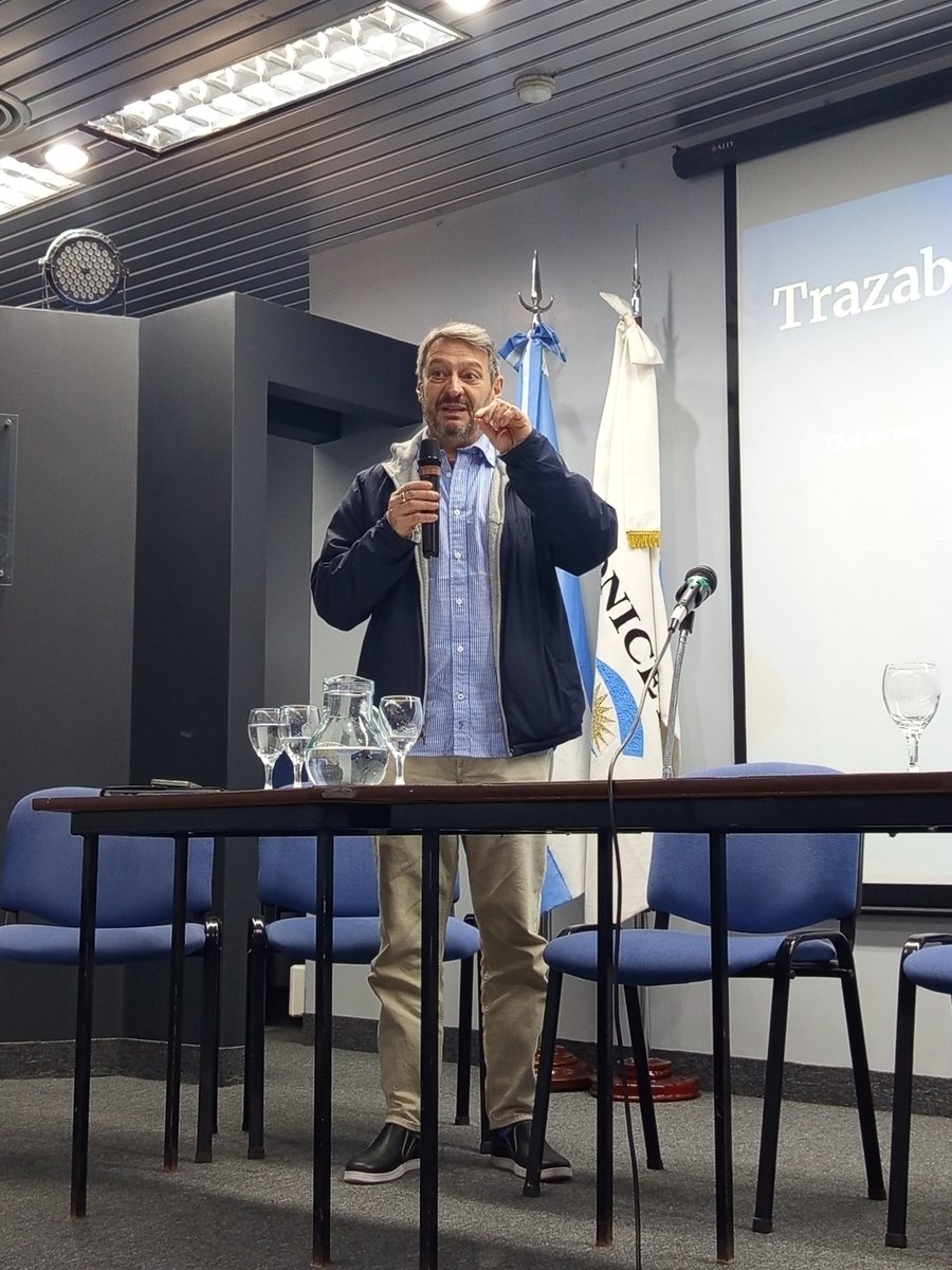 "Es una necesidad que la trazabilidad pesquera avance de un sistema en formato papel a un sistema digital interoperable" Fabián Ballesteros de <a href="/CirculoPA/">Círculo de Políticas Ambientales</a> en el Taller La trazabilidad pesquera en las plantas de procesamiento en <a href="/CONICETCenpat/">CCT CONICET-CENPAT</a>