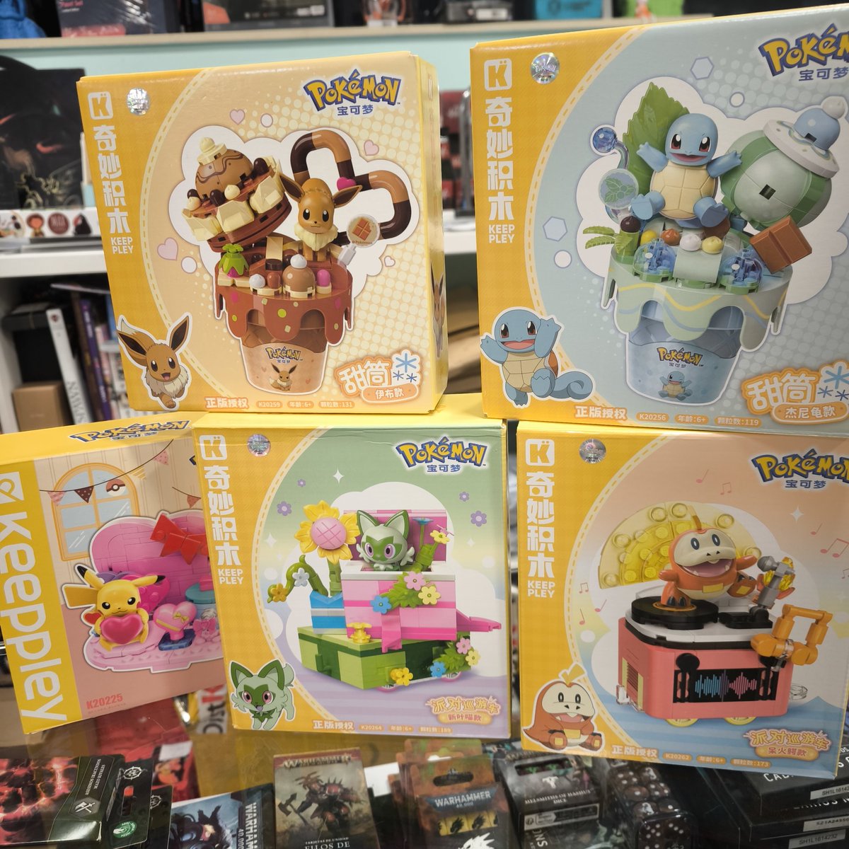 DistritoZer0's tweet image. ¡Nuevas figuras Pokémon disponibles en nuestras tiendas y web!

Construye con estos adorables sets, o prueba suerte con nuestras Blind Box de Re-Ment, que combinan diseños adorables con aterradores.

¿Cual es vuestra favorita?