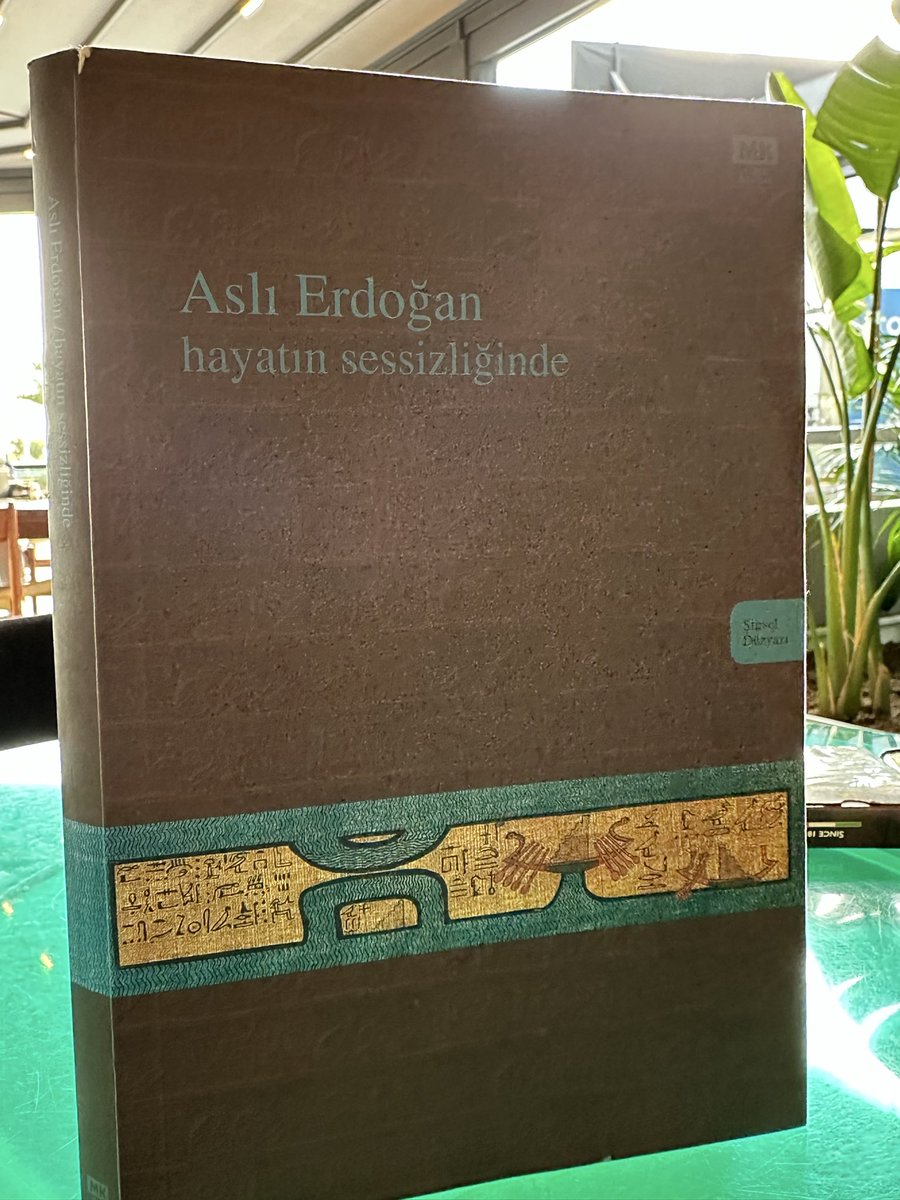 2008'den beri kütüphanemde; okunmayı bekleyen okunacaklar arasında, ömür yeterse diye... 

Bu sabah uzandım, ilk satırlar...

"Bana verilmiş ve verilmemiş her şeyin toplamıyım ben, yitirdiklerimle yitireceklerimin, sözcüklerin kanıyla suskunlukların... (...) kumlara gömülü