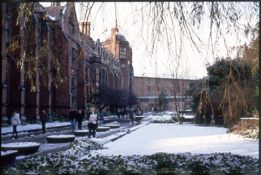 ncllibspeccoll's tweet image. It&apos;s not often we see snow in Newcastle in November. So here&apos;s a throwback to November 1993 and another snowy November morning in the @UniofNewcastle quadrangle!

#ThrowbackThursday 
[Ref. NUA/264918/02]
