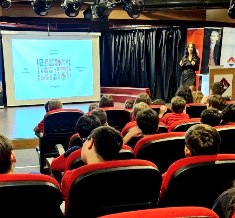 “Diyabet Haftası”nda farkındalığı artırmak için Fen Bilgisi zümremizin planlamasıyla,  Acıbadem Hastanesi’nin değerli hekimleri Doç. Dr. Rüya Ateşli Çolak ve Uzm. Dr. Ceren Hande Seyyar “Çocuklarda Sağlıklı Beslenme ve Diyabet” konulu bir seminer gerçekleştirdiler🍎🥦🥬