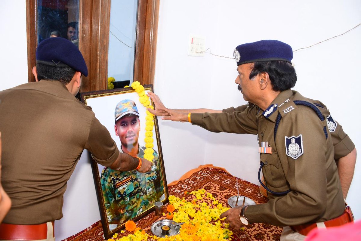 DGP_MP's tweet image. अमर वीर को श्रद्धांजलि..🙏🏻🇮🇳💐

मध्यप्रदेश के लाल, शहीद निरीक्षक (हॉक फोर्स) श्री आशीष शर्मा को उनके पैतृक ग्राम बोहानी, नरसिंहपुर में राजकीय सम्मान के साथ अंतिम विदाई के दौरान DGP श्री कैलाश मकवाणा उपस्थित थे।

#mppolice @SP_Balaghat @SP_Narsinghpur