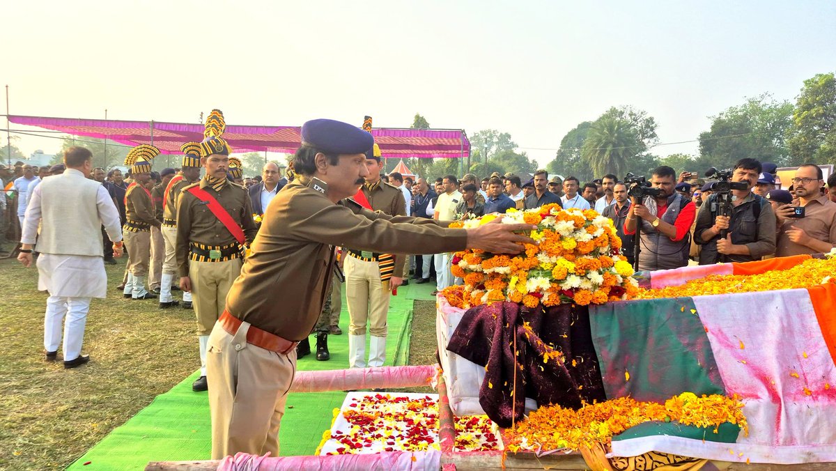 DGP_MP's tweet image. अमर वीर को श्रद्धांजलि..🙏🏻🇮🇳💐

मध्यप्रदेश के लाल, शहीद निरीक्षक (हॉक फोर्स) श्री आशीष शर्मा को उनके पैतृक ग्राम बोहानी, नरसिंहपुर में राजकीय सम्मान के साथ अंतिम विदाई के दौरान DGP श्री कैलाश मकवाणा उपस्थित थे।

#mppolice @SP_Balaghat @SP_Narsinghpur