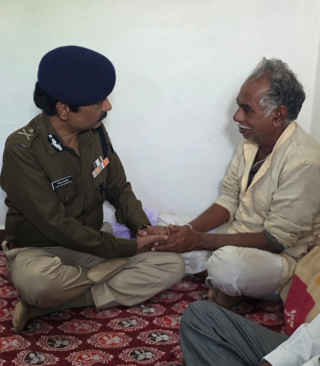 DGP_MP's tweet image. अमर वीर को श्रद्धांजलि..🙏🏻🇮🇳💐

मध्यप्रदेश के लाल, शहीद निरीक्षक (हॉक फोर्स) श्री आशीष शर्मा को उनके पैतृक ग्राम बोहानी, नरसिंहपुर में राजकीय सम्मान के साथ अंतिम विदाई के दौरान DGP श्री कैलाश मकवाणा उपस्थित थे।

#mppolice @SP_Balaghat @SP_Narsinghpur