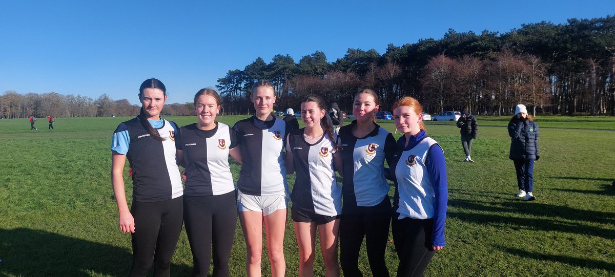 NeasainPe's tweet image. Our senior girls finishing 3rd overall in the cross-country event in Phoenix Park today. Special mention to the four 6th years, who have finished up their school time with a medal. #rolemodels