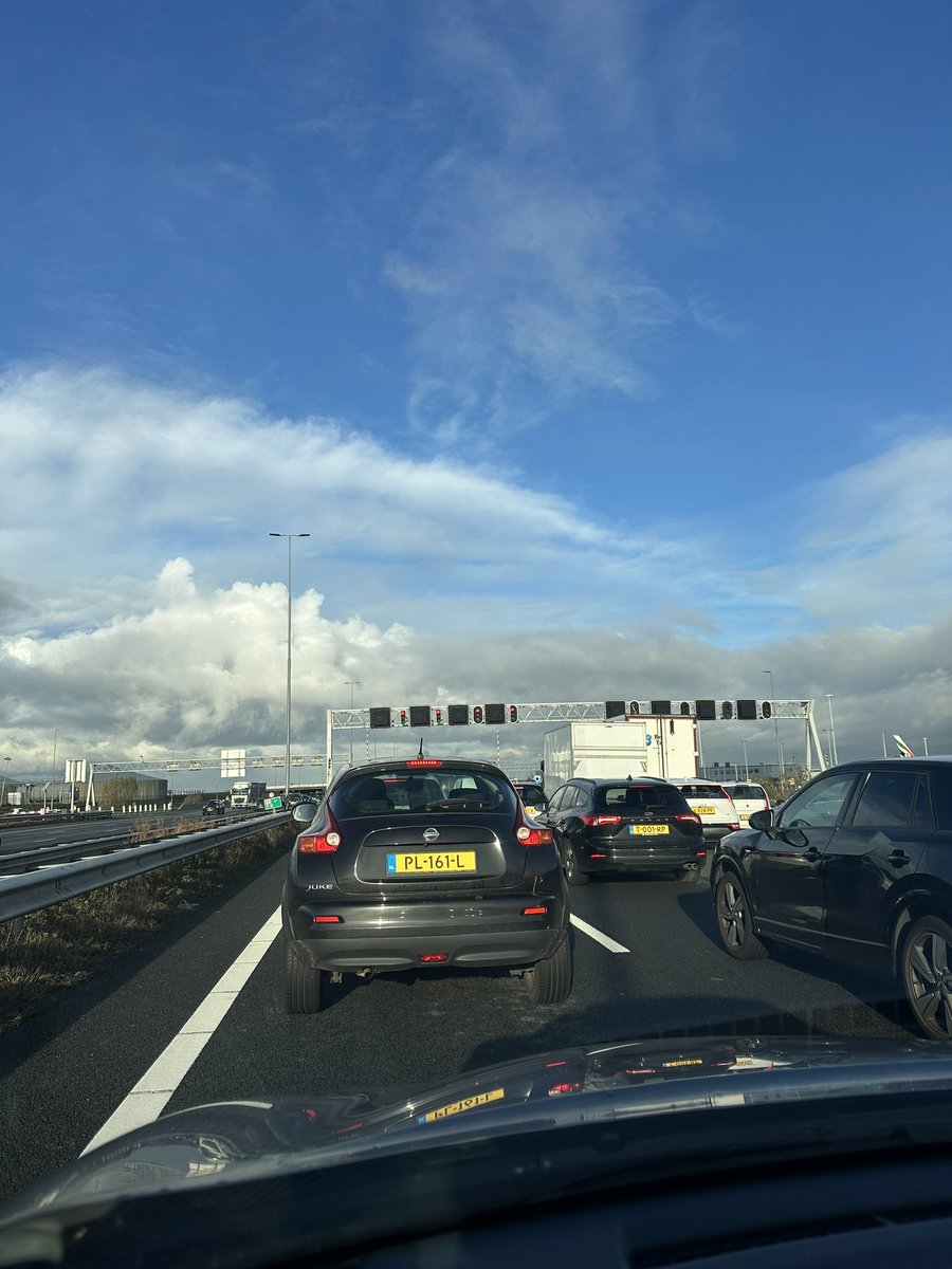 Vrachtwagen botst tegen borden bij Schiphol