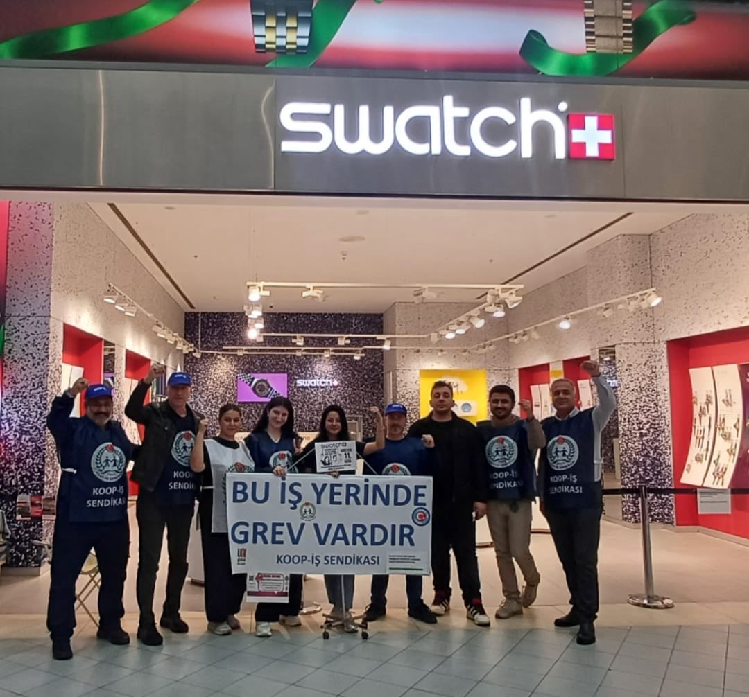 zcan_gultekin's tweet photo. Grevin 11. günü 
Yılmadık
Yorulmadık 
Direnişe devam
İşveren Swatch er meydanına çağırıyoruz. Gelin masada çözelim bu işi
#SwatchGroupÇalışanlarıGrevde 
⁦@KOOPISSENDIKASI⁩ 
⁦@swatchgroup⁩ https://t.co/1CWjVUgmEu