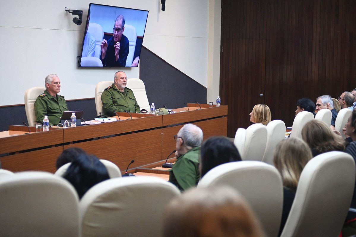 🇨🇺| Como parte de las acciones que se realizan en el país para hacer frente a la actual situación epidemiológica, en la tarde de este miércoles el Presidente <a href="/DiazCanelB/">Miguel Díaz-Canel Bermúdez</a> sostuvo un encuentro con científicos y expertos en el tema.

🔗| presidencia.gob.cu/es/noticias/tr…