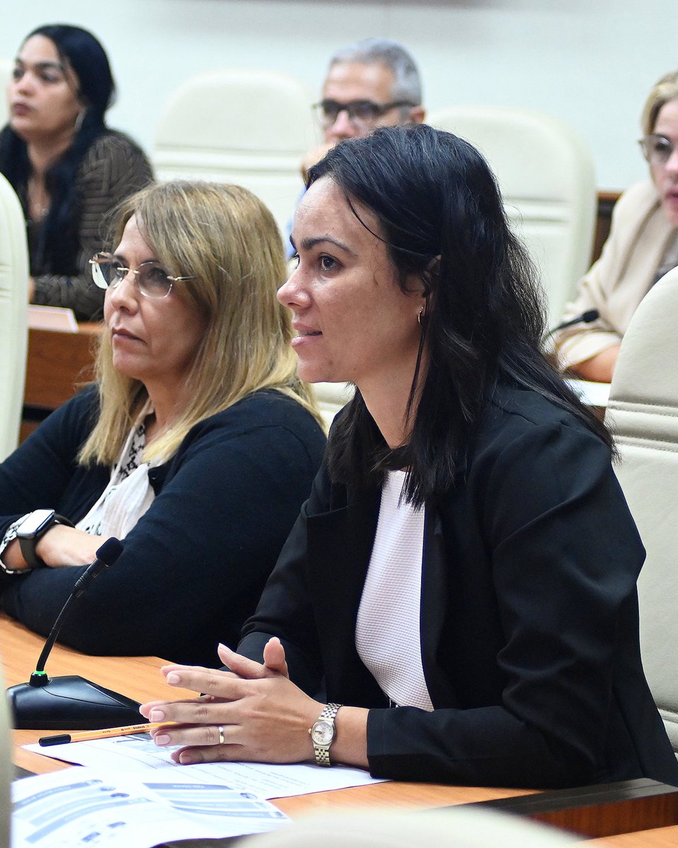 PresidenciaCuba's tweet image. 🇨🇺| Como parte de las acciones que se realizan en el país para hacer frente a la actual situación epidemiológica, en la tarde de este miércoles el Presidente @DiazCanelB sostuvo un encuentro con científicos y expertos en el tema.

🔗| presidencia.gob.cu/es/noticias/tr…