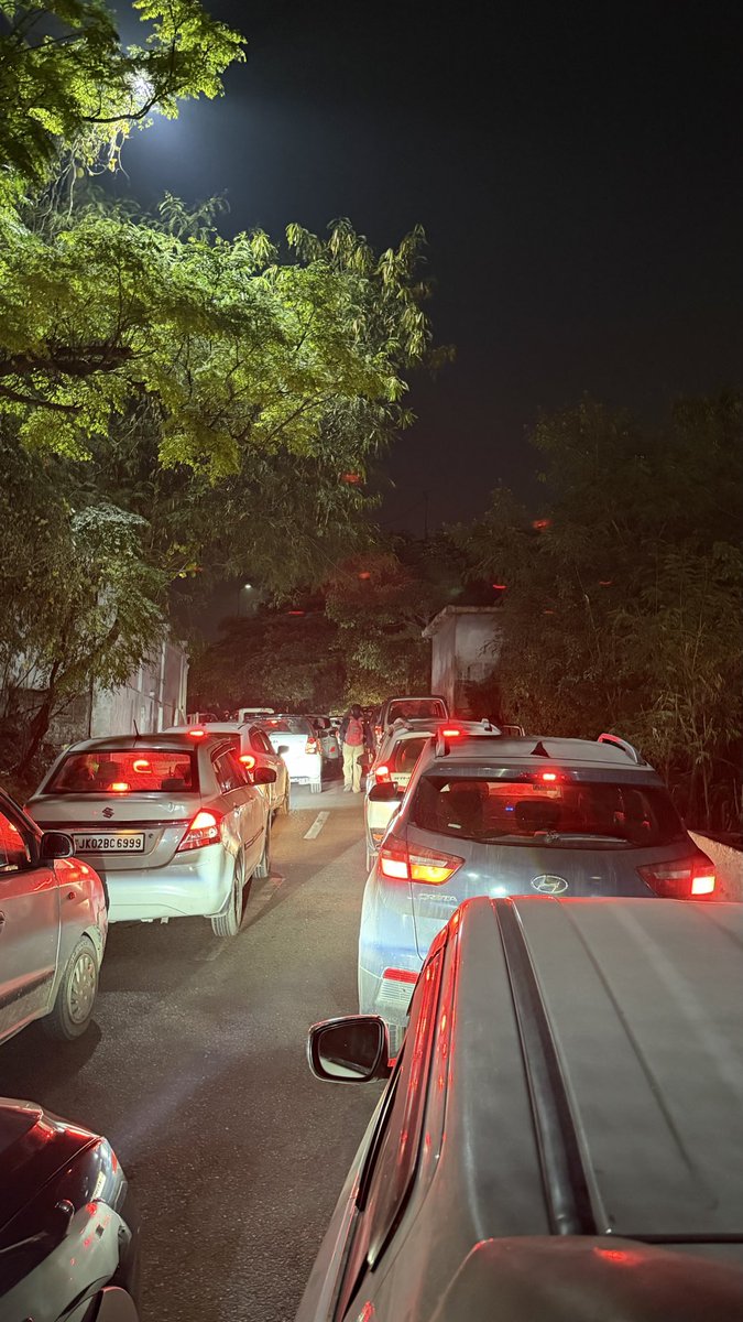 SyedJunaidHsmi's tweet photo. Just for One VVIP! All Roads Choked! This is Jammu and the VVIP is a Minister of the democratically elected NC-led Government. https://t.co/L6bG2ipF2I