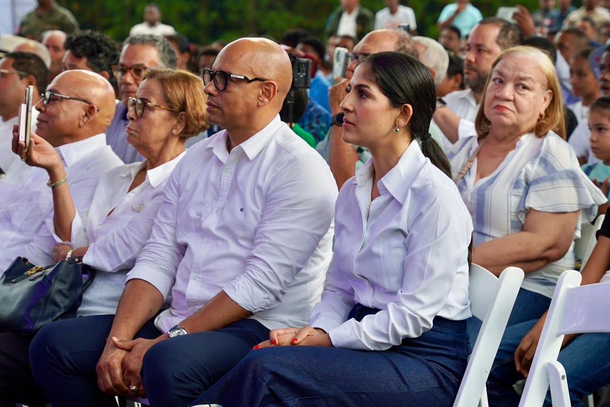 Dajabón se llenó de música. 🎶
Una noche especial en el Monumento al Grito de Capotillo junto al ministro de Cultura, <a href="/robertoangel02/">Roberto Ángel Salcedo</a> , disfrutando el concierto de la Orquesta Filarmónica de Santo Domingo dirigida por <a href="/AmaurySanchezL/">Amaury Sanchez</a> 
Un encuentro que resaltó nuestro arte.