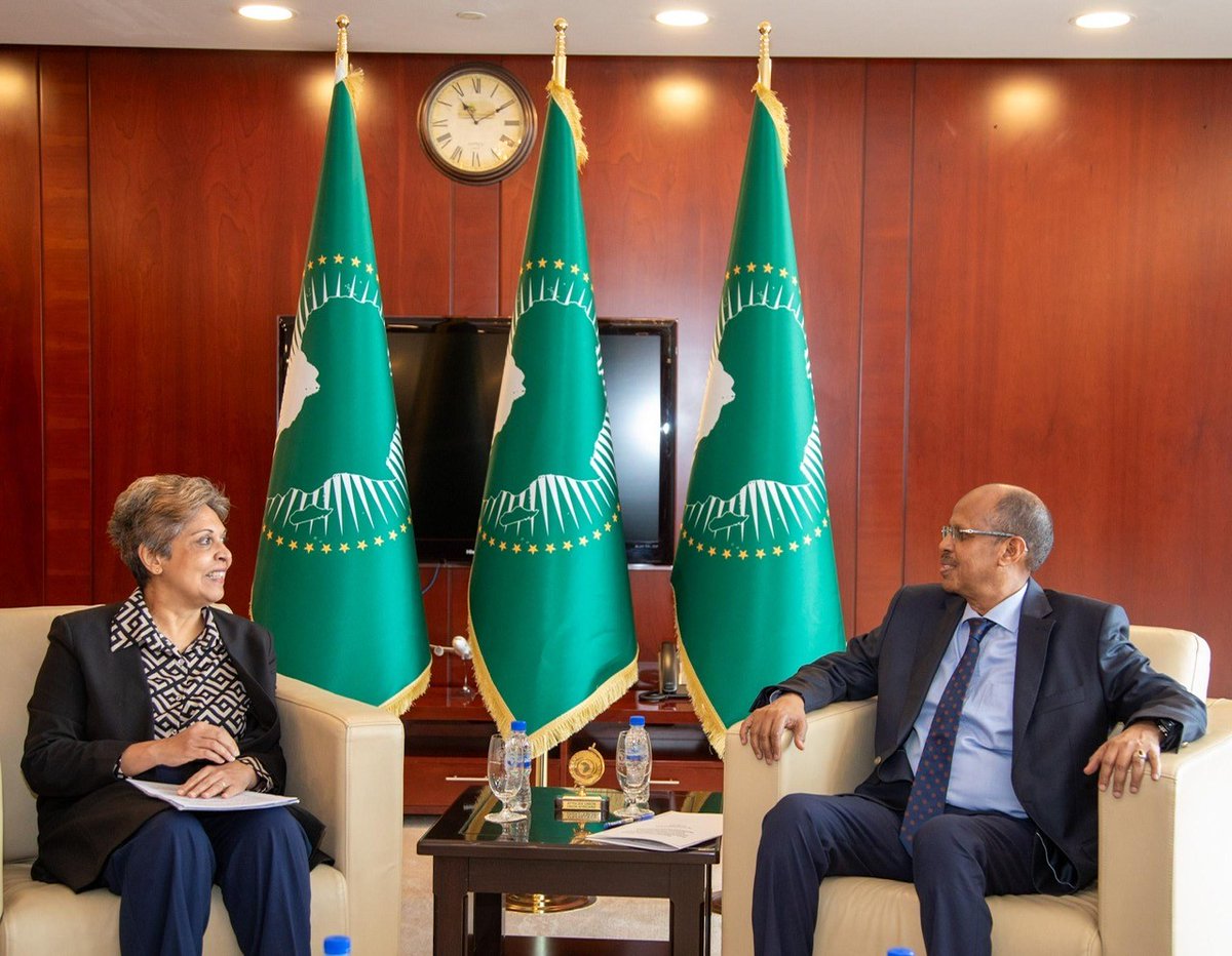 UNESCO_Addis's tweet image. 📘 @RBissoonauth met H.E. @ymahmoudali to boost UNESCO support for the 2025-2034 Decade of Education, advance the 2025 AU restitution theme, and deepen work on GHA in curricula, AI ethics, and innov. financing across sectors. @UNESCO and @_AfricanUnion united together for Africa.