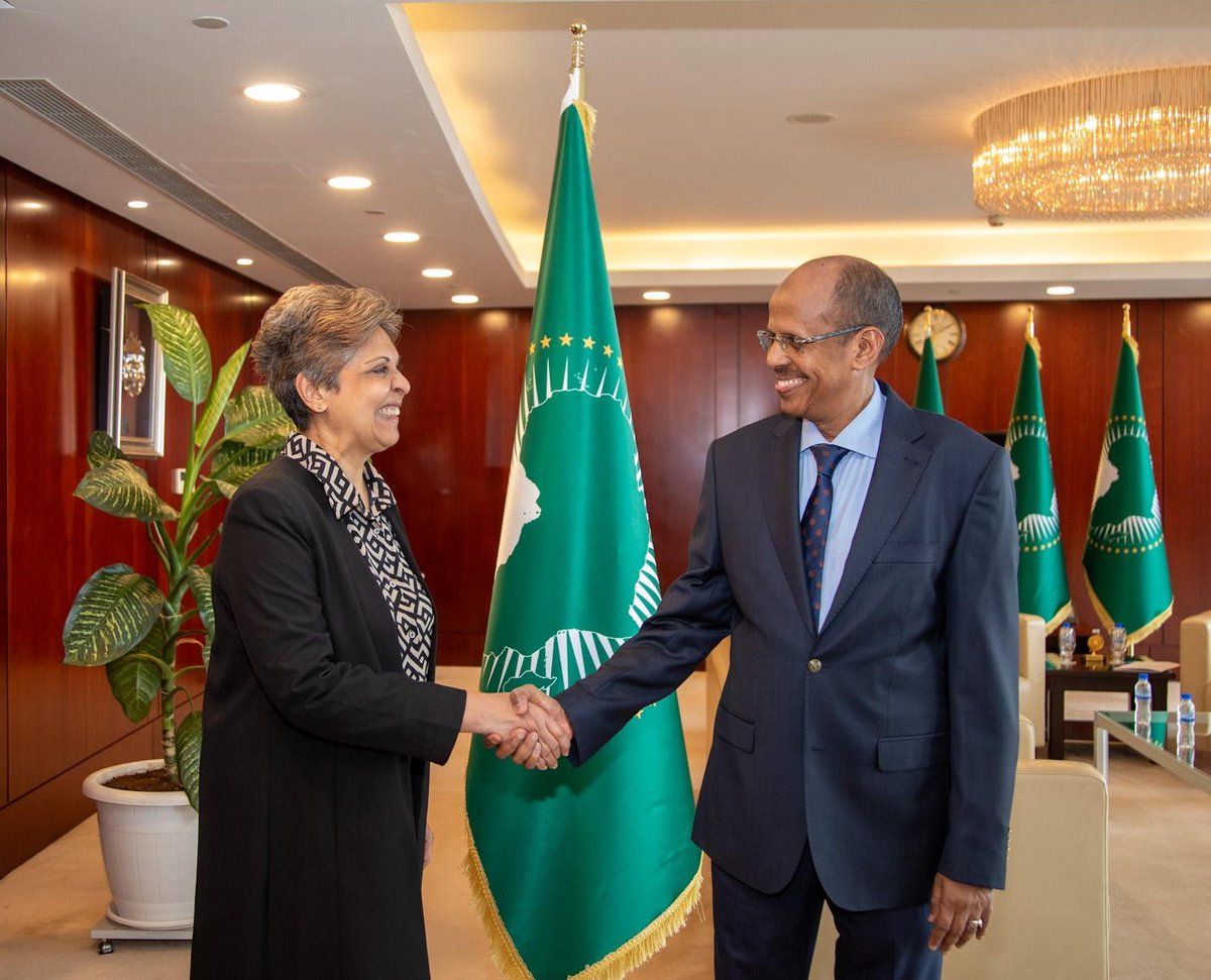 UNESCO_Addis's tweet image. 📘 @RBissoonauth met H.E. @ymahmoudali to boost UNESCO support for the 2025-2034 Decade of Education, advance the 2025 AU restitution theme, and deepen work on GHA in curricula, AI ethics, and innov. financing across sectors. @UNESCO and @_AfricanUnion united together for Africa.