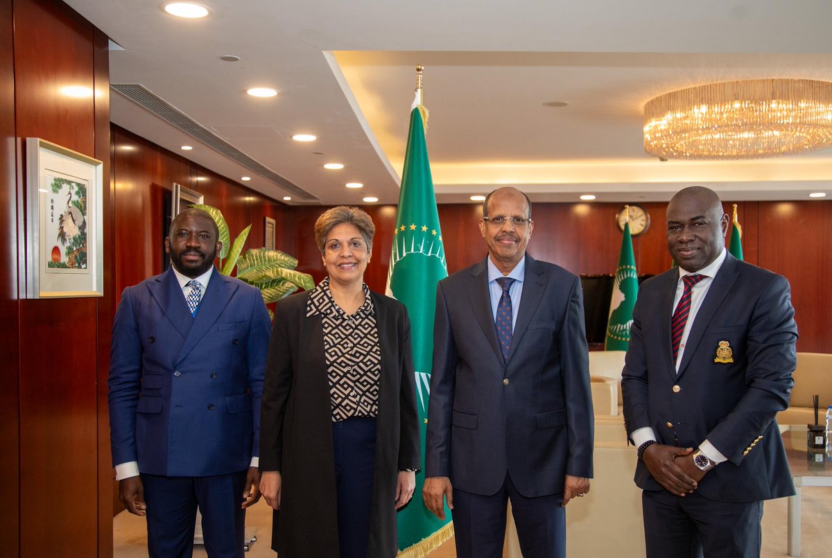 UNESCO_Addis's tweet image. 📘 @RBissoonauth met H.E. @ymahmoudali to boost UNESCO support for the 2025-2034 Decade of Education, advance the 2025 AU restitution theme, and deepen work on GHA in curricula, AI ethics, and innov. financing across sectors. @UNESCO and @_AfricanUnion united together for Africa.