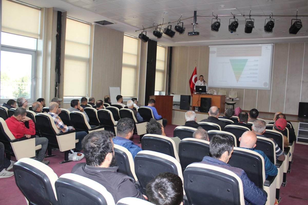 Müdürlüğümüz, Eğitim ve İyileştirme faaliyetleri kapsamında 19.11.2025 saat 10:30 ile 13:45' te olmak üzere iki oturum şeklinde, adliye konferans salonunda, Çevre Mühendisi  Necla BİNİCİ tarafından 218  yetişkin yükümlüye "Sıfır Atık ve Geri Dönüşüm " konulu seminer düzenlendi.