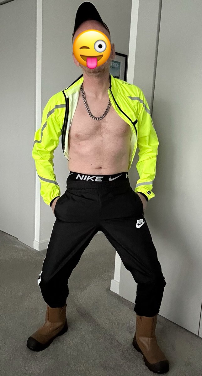 Tradie sesh anyone? 😈💦👅👟🧢💪🏻