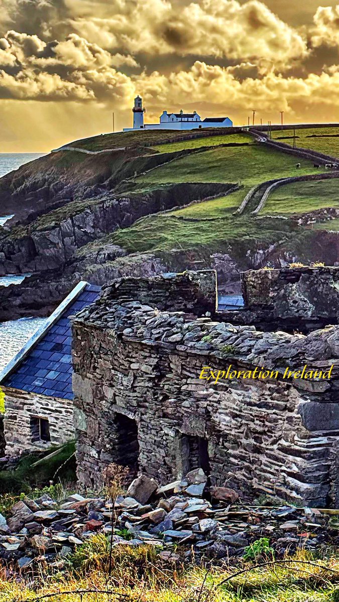 ThisIsIreland3's tweet image. 📍Loop Head (Irish: Ceann Léime, meaning 'leap head') is a headland on the north side of the mouth of the River Shannon, in County Clare in the west of Ireland 🏞️🌊

📸 Exploration Ireland

#Loophead #Clare #Wildatlanticway #Lighthouse #RiverShannon #Beauty