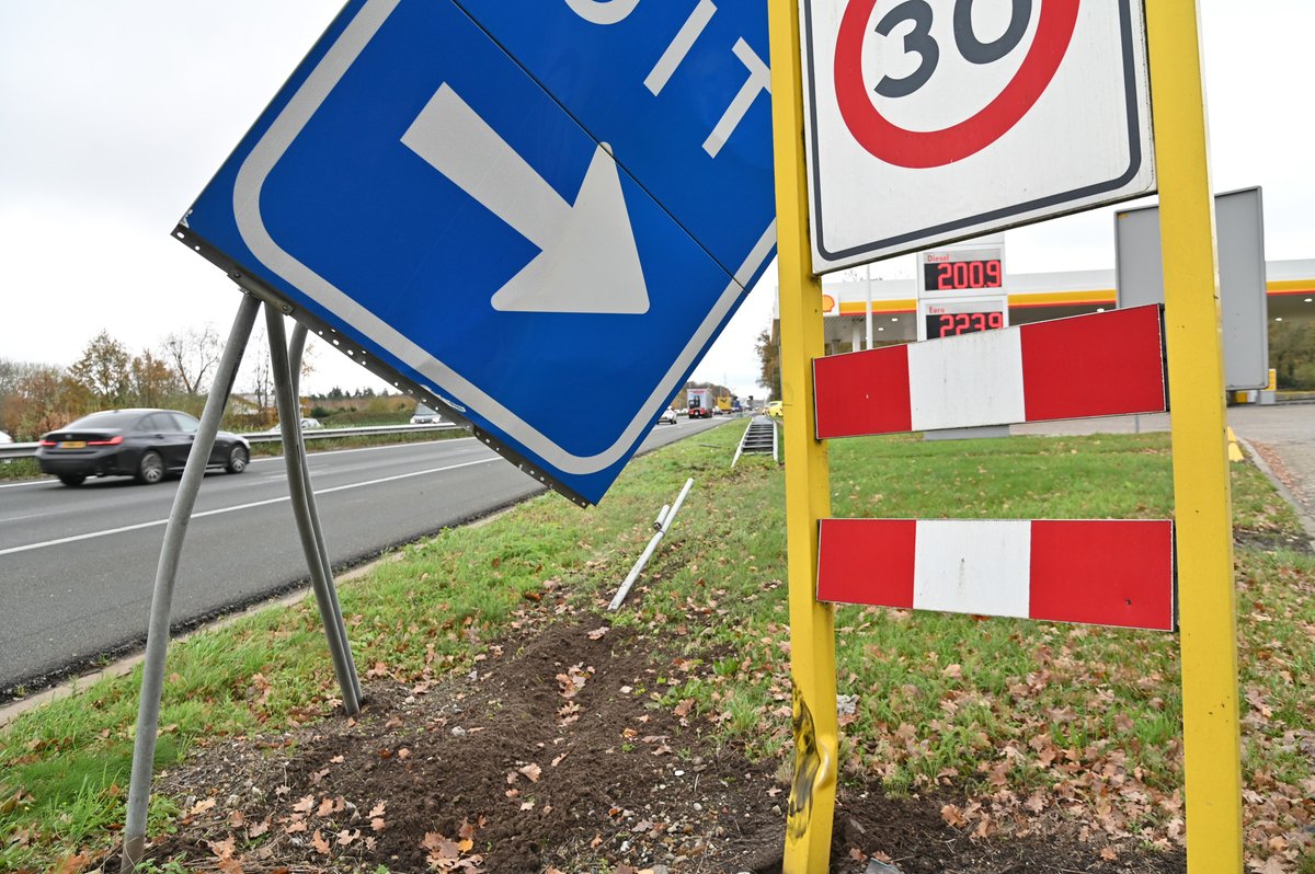 Auto botst tegen vangrail op A58