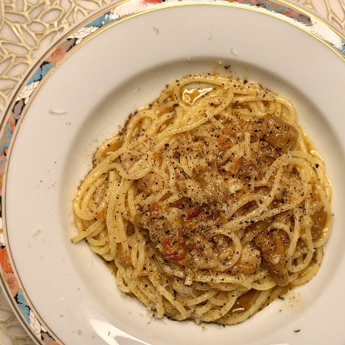 先日大量にいただいた新鮮な猪のごく一部をじっくり解凍してシンプルにグリッリアに。サクッと心地よい繊維感の赤身と旨みの強い脂、一切癖なし！これは赤ワインに漬け込まなくても大丈夫。
これまた先日いただいた豚足で作ったラグービアンコも1.9mmの太麺で。コラーゲンたっぷり…