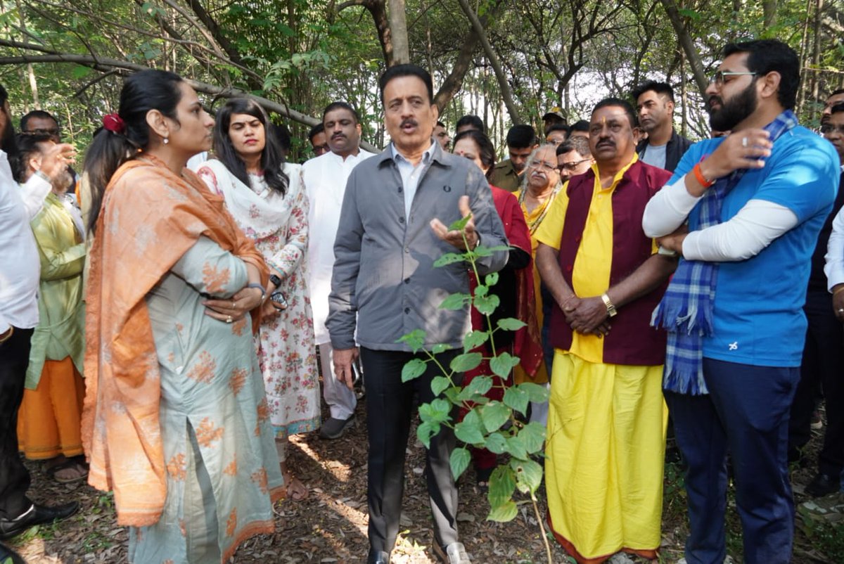 girishdmahajan's tweet image. 📍तपोवन, नाशिक

सिंहस्थ कुंभमेळ्यासाठी नाशिक येथे भारतातूनच नव्हे, तर संपूर्ण जगातून साधू महंत येणार आहेत. याच पार्श्वभूमीवर तपोवन येथे नाशिक मनपा तर्फे साधुग्राम विकसित करण्यात येणार आहे. यासाठी १८०० हून अधिक झाडे तोडली जाणार असल्याने वृक्षप्रेमींनी यासाठी विरोध केला व आंदोलन…