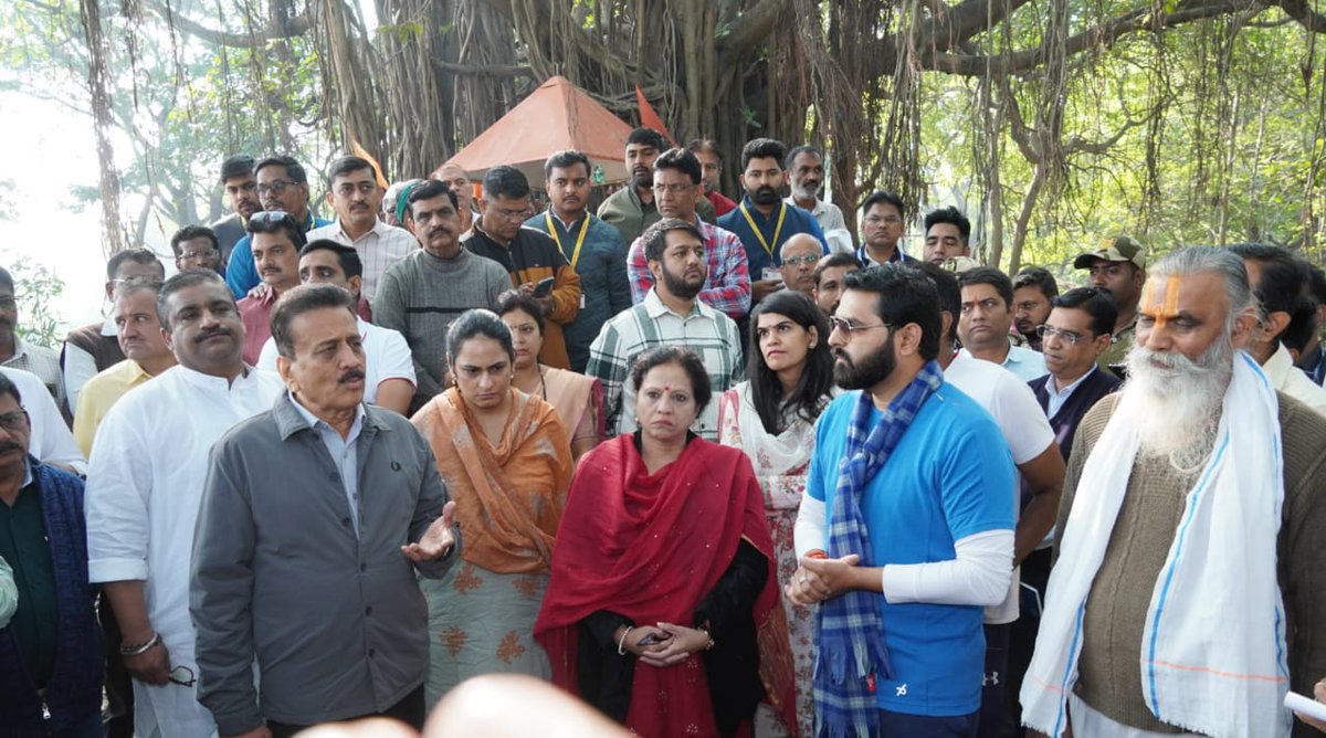 girishdmahajan's tweet image. 📍तपोवन, नाशिक

सिंहस्थ कुंभमेळ्यासाठी नाशिक येथे भारतातूनच नव्हे, तर संपूर्ण जगातून साधू महंत येणार आहेत. याच पार्श्वभूमीवर तपोवन येथे नाशिक मनपा तर्फे साधुग्राम विकसित करण्यात येणार आहे. यासाठी १८०० हून अधिक झाडे तोडली जाणार असल्याने वृक्षप्रेमींनी यासाठी विरोध केला व आंदोलन…