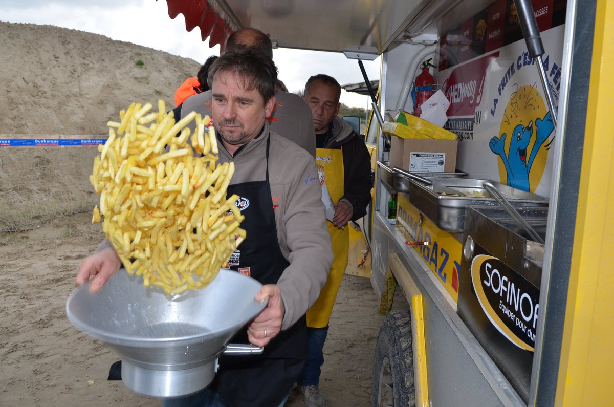 DannyTyler1118's tweet image. #モタスポ知らない人が嘘だと思うけど本当の事を言え
その昔
キッチンカーでレースに参戦し、レースの合間にフライドポテトを揚げてはライバルたちに振る舞う謎の集団がいたのです

ふざけているように見えて、レースは毎回過酷な荒れ地を乗り越えてちゃんと完走していたのです