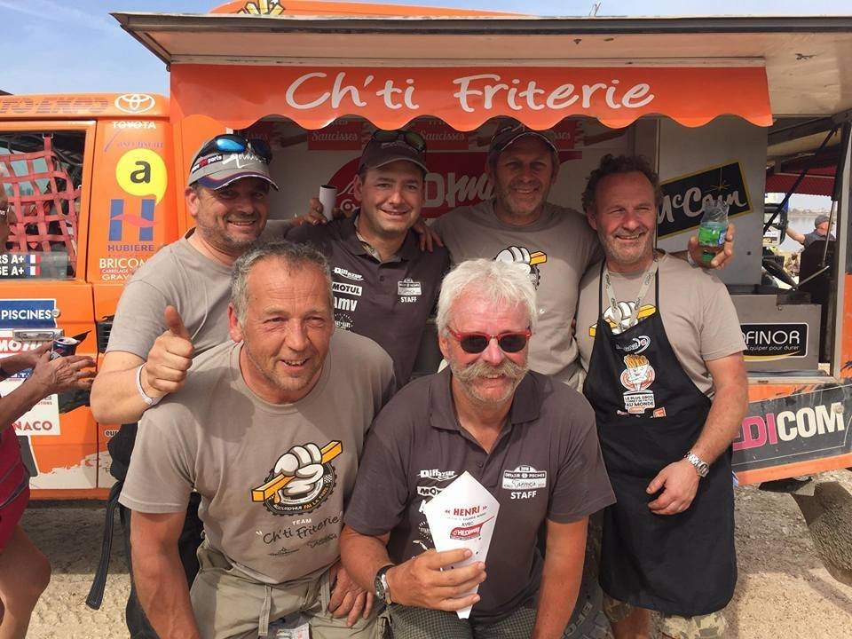 DannyTyler1118's tweet image. #モタスポ知らない人が嘘だと思うけど本当の事を言え
その昔
キッチンカーでレースに参戦し、レースの合間にフライドポテトを揚げてはライバルたちに振る舞う謎の集団がいたのです

ふざけているように見えて、レースは毎回過酷な荒れ地を乗り越えてちゃんと完走していたのです