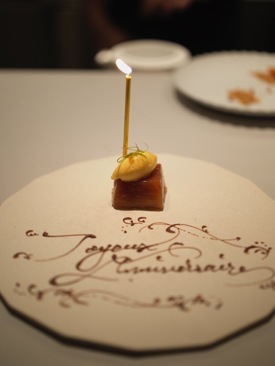 今夜はこちら✨️パリの星付きレストランの伊藤シェフが手がける日本での拠点「L’ETERRE」 伊藤シェフが 一時帰国で鍋を振る特別なタイミングで伺ってきました(｀・ω・´)キリッ

本日のコースは魚料理が中心で、レア、フリ、焼く、煮る…と多彩な手法で魅惑のお皿が次々と登場✨️メインの