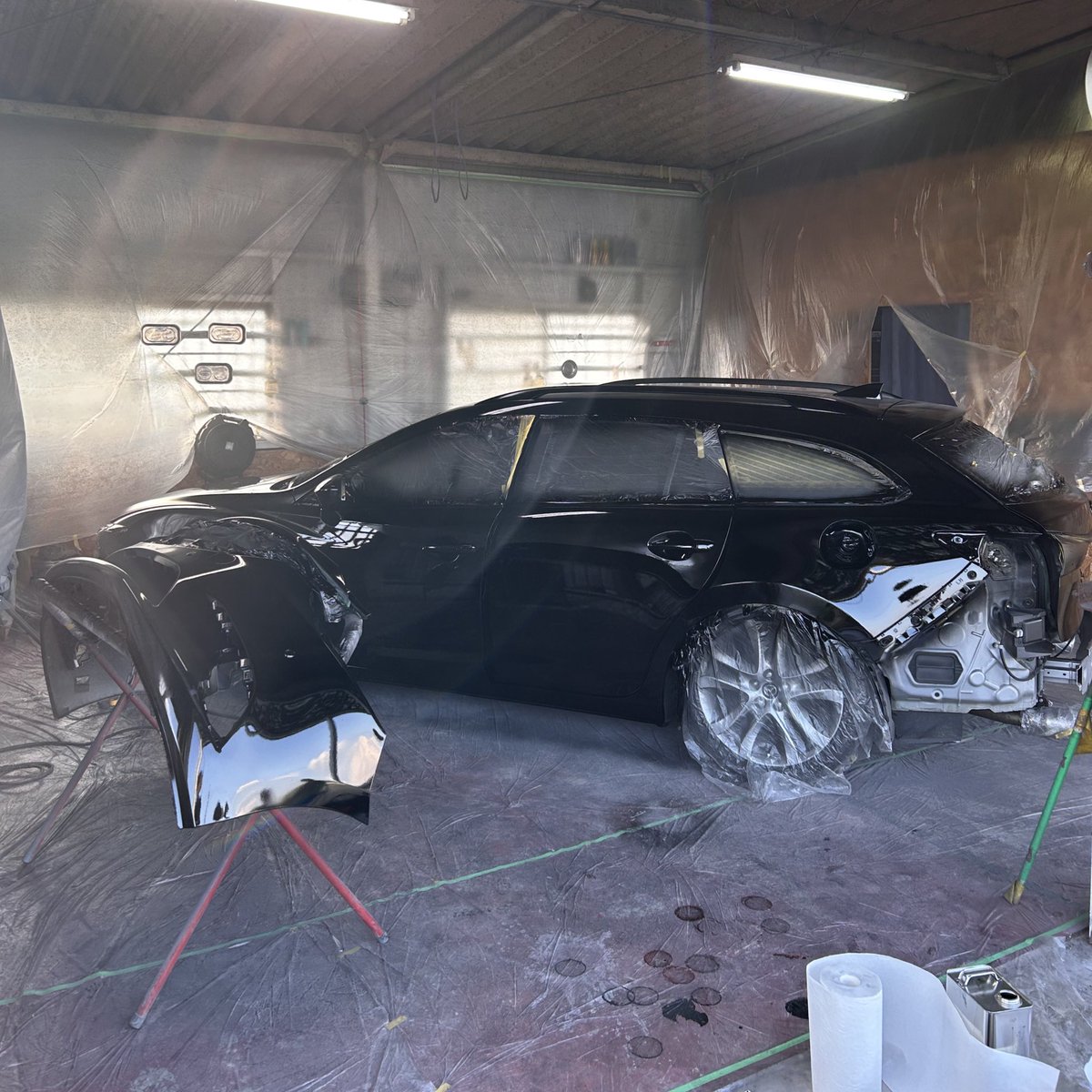 いつやねんってぐらい前だけど黒に塗り替えました！
トヨタの202です！
フォグとかロアグリルとかリアバンパーの樹脂部も全部塗装してもらいました！

フロントに25%貼った時ぐらいから全体黒くしたくて念願の🫶