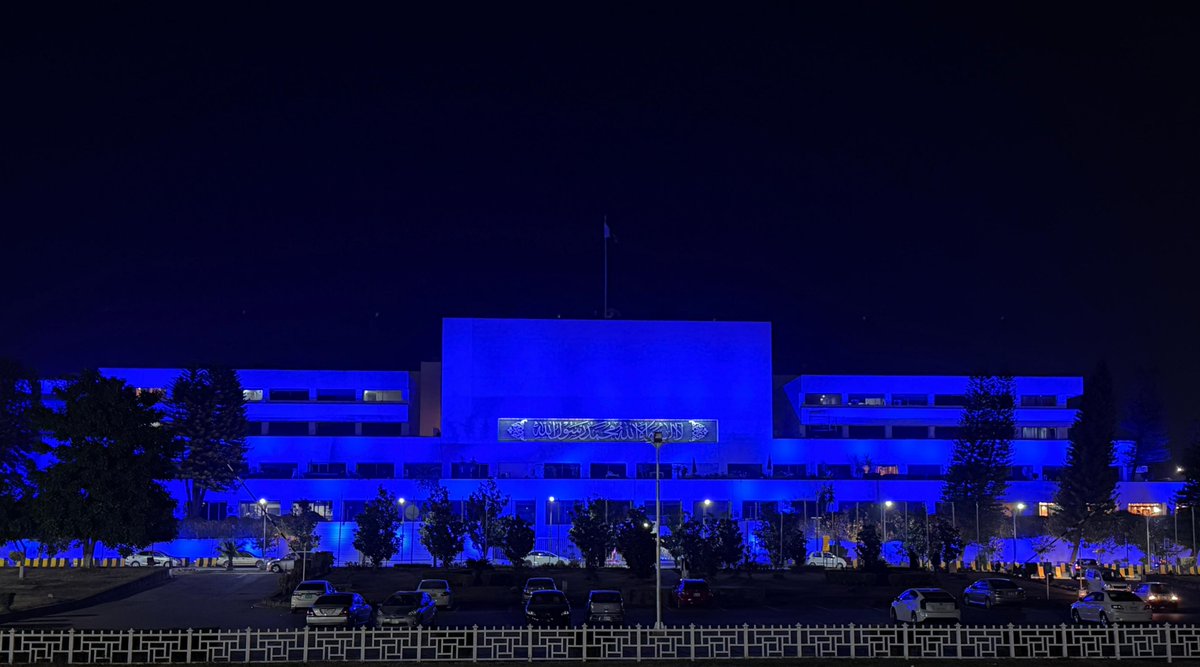 On #WorldChildrensDay, <a href="/UNICEF/">UNICEF</a> &amp; <a href="/mohrpakistan/">Ministry of Human Rights</a> are turning Pakistan's most iconic landmarks blue to spotlight children’s rights. Across the country, children are stepping into symbolic roles in provincial assemblies &amp; speaking about their hopes &amp; rights.
unicef.org/pakistan/press…