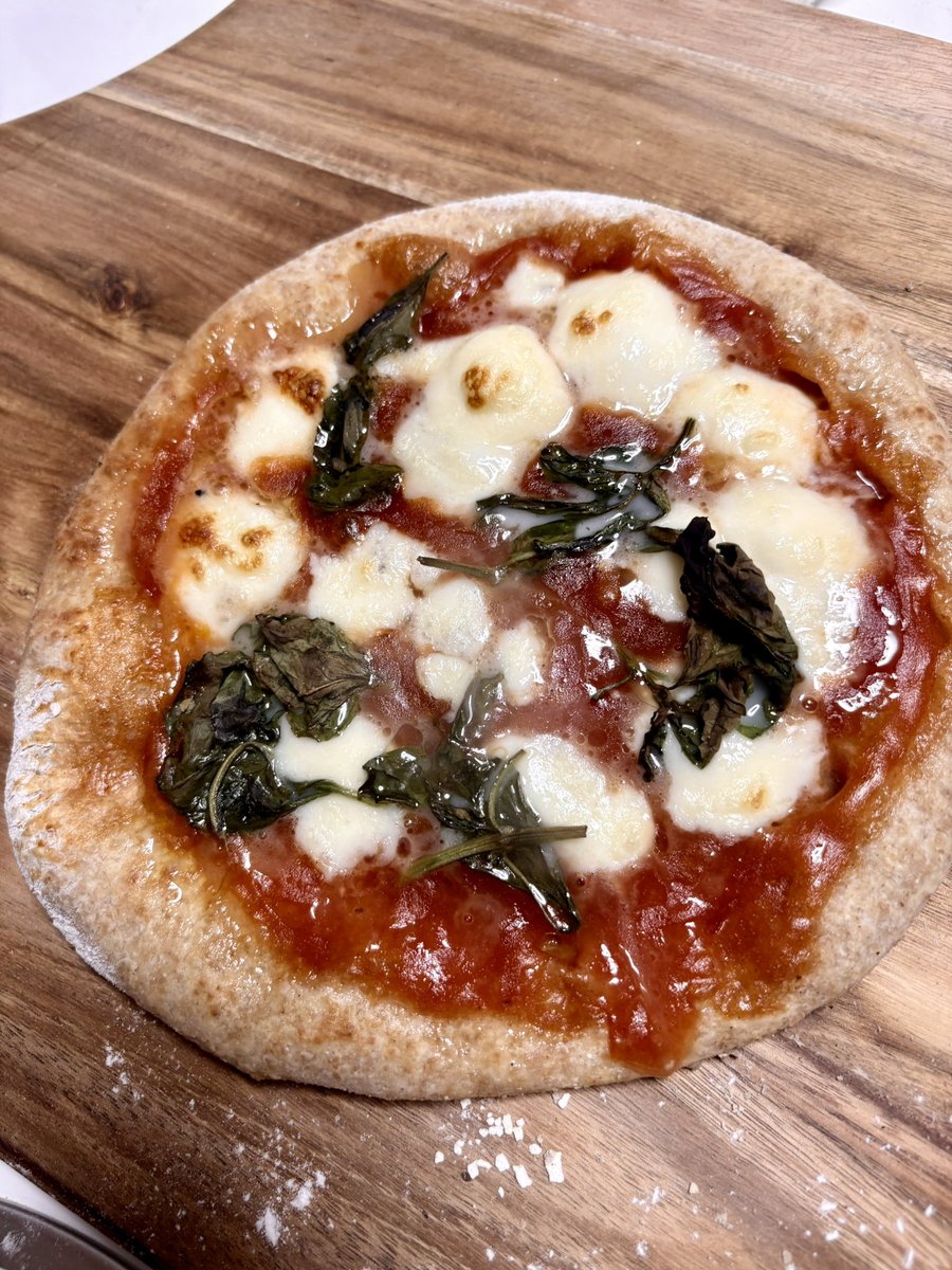 uxtupii's tweet image. ＃ENRO の
＃窯焼名人mini
で初めてピザ焼いてみた！
一枚でもお腹が膨れます！