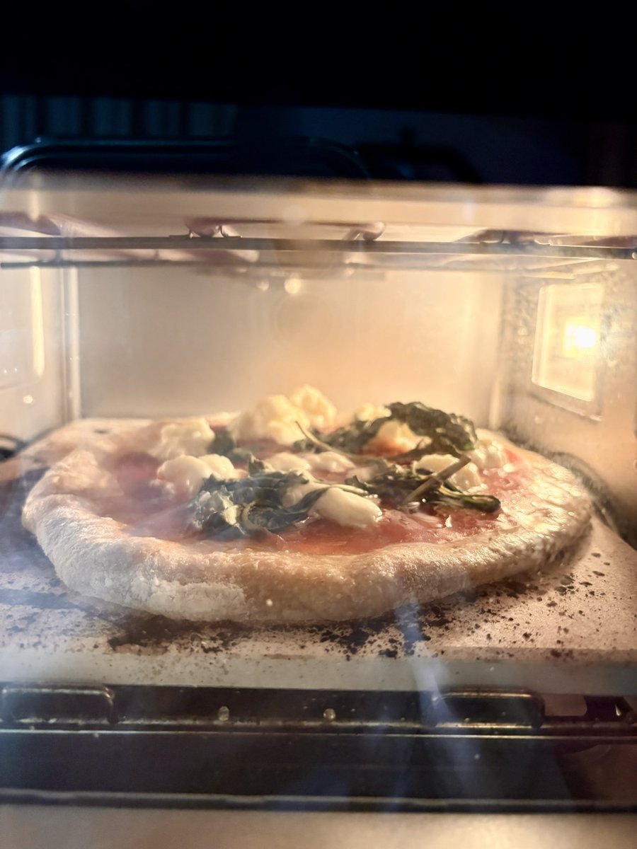 uxtupii's tweet image. ＃ENRO の
＃窯焼名人mini
で初めてピザ焼いてみた！
一枚でもお腹が膨れます！