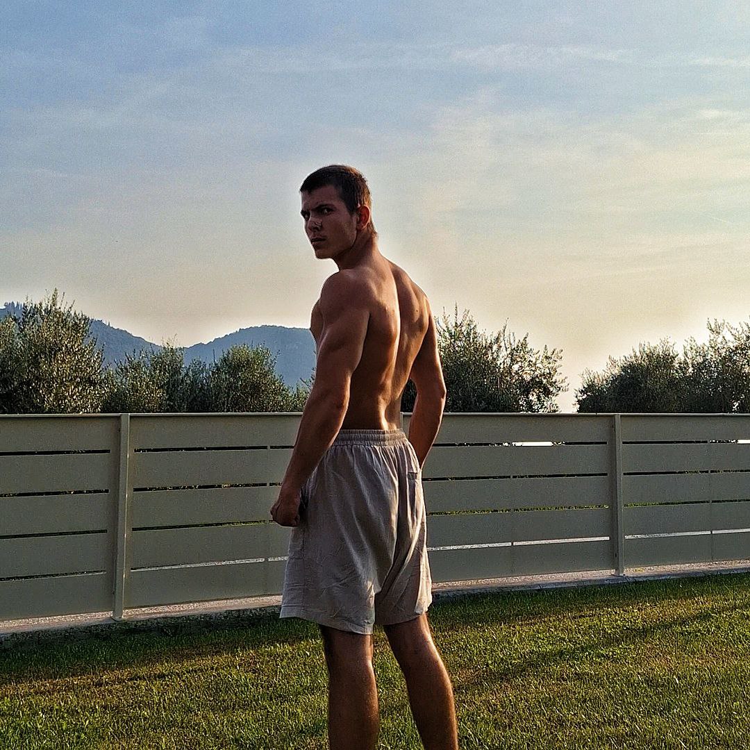 realmaxmam's tweet image. I got the perfectionist “disorder,” and it’s the reason I’m so jacked.

When I gotta do 500 push-ups at 1 a.m.

and I only do 400, I literally can’t sleep the ENTIRE night because it feels like all my aura is being stolen, and I feel guilty af.

The same with autism.

Children…