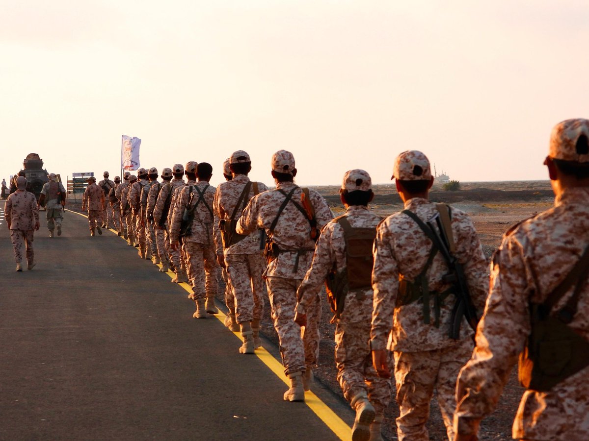 قوات العمالقة الجنوبية تنفذ مسيرًا عسكريًّا لرفع جاهزيتها القتالية 

نفذت قوات العمالقة الجنوبية، مسيرًا عسكريًا لأفرادها المتخرجين من الدورات التدريبية، التي تقيمها لمنتسبيها؛ لتنمية قدراتهم وصقل مهاراتهم وخبراتهم، ورفع مستوى الاستعداد والجاهزية القتالية في كافة وحداتها. 

وقطع