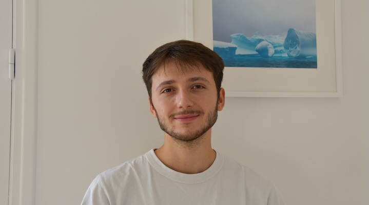 Rémi Mardini, primé au <a href="/FifStJeanDeLuz/">FIFSJDL</a>. Le travail sur l'image, celle qu'on laisse, celle qu'on a de soi-même : formatcourt.com/2025/11/remi-m…