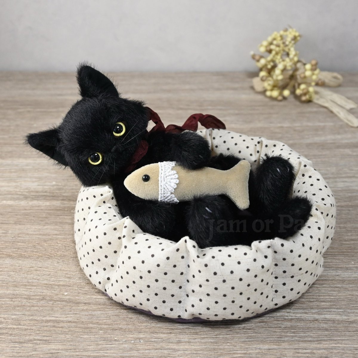 🐈‍⬛甘えんぼの子猫🍼 イエローアイの黒猫ちゃん リボンはワイン