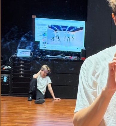 jiminette13_'s tweet image. DYNAMITE DANCE PRACTICE????😭😭😭😭😭😭😭😭