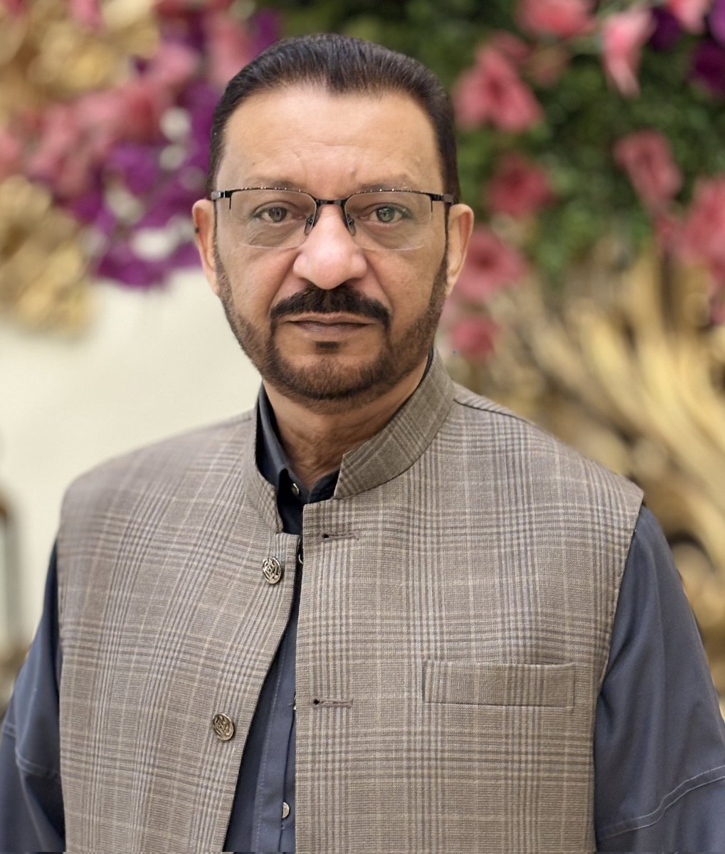 چنگاریوں  کو  آنکھ  کا   کاجل  کیے  رکھا 
شب بھر اسی  خیال  نے  پاگل  کیے  رکھا 

اک  سرسری  نگاہ  نے   رونق   بحال   کی 
صحرا کو ایک بوند نے جل تھل کیے رکھا 
۔
#احمد_سبحانی_آکاش