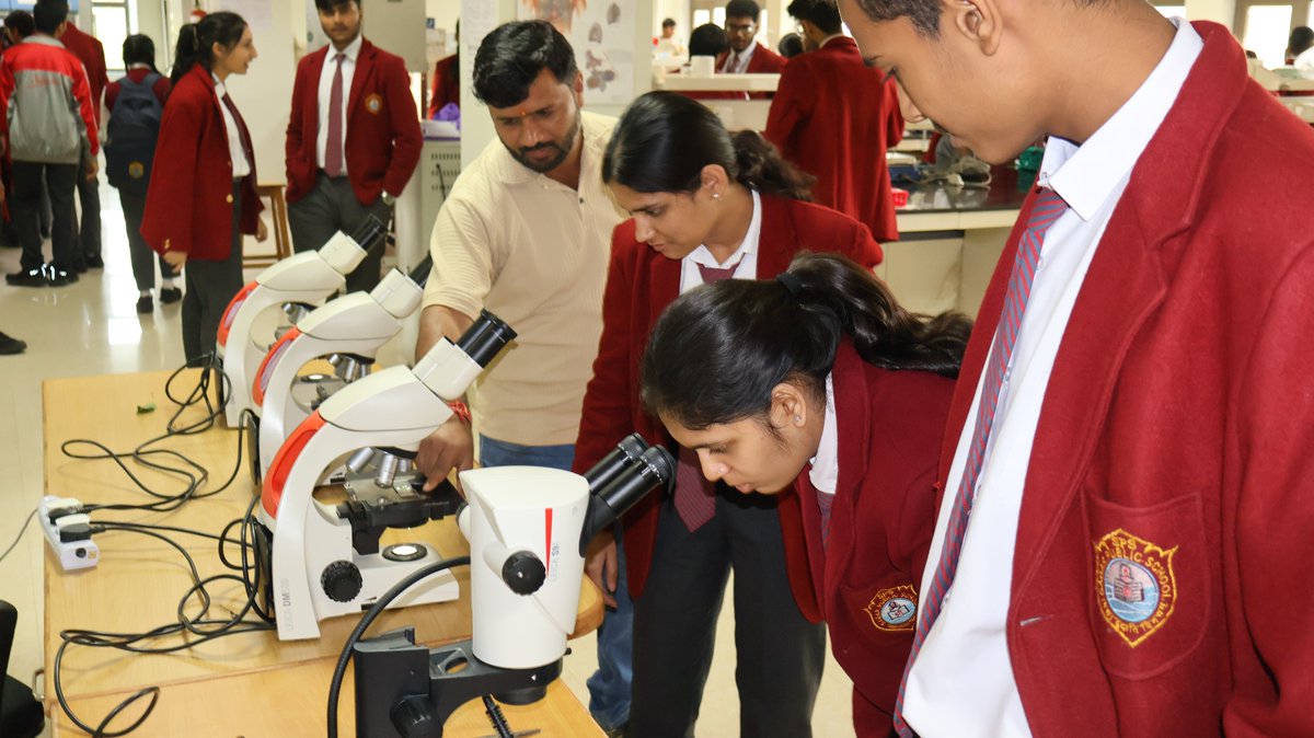 CS2_IISERB's tweet image. IISER Bhopal hosted students &amp;amp; teachers from Sagar Public School, Saket Nagar on 20 Nov 2025 for an enriching outreach visit!
The CS2 team conducted an introduction to IISER Bhopal and guided tours of Physics &amp;amp; Bio labs.
A day full of curiosity, learning &amp;amp; inspiration!
