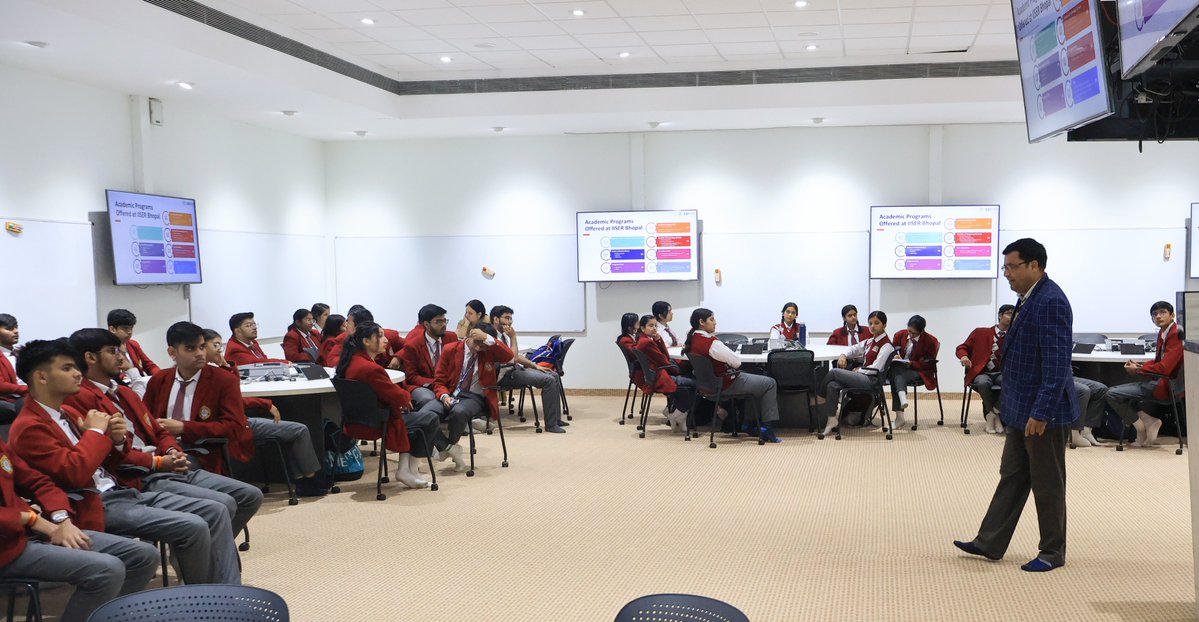 CS2_IISERB's tweet image. IISER Bhopal hosted students &amp;amp; teachers from Sagar Public School, Saket Nagar on 20 Nov 2025 for an enriching outreach visit!
The CS2 team conducted an introduction to IISER Bhopal and guided tours of Physics &amp;amp; Bio labs.
A day full of curiosity, learning &amp;amp; inspiration!