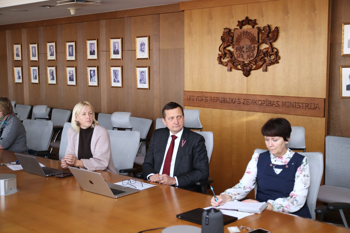 🌱 Šodien zemkopības ministrs <a href="/ArmandsKrauze/">Armands Krauze</a> ar lauksaimnieku nevalstiskajām organizācijām pārrunāja sēklkopības un selekcijas aktualitātes, jo sēklkopība ir viens no lauksaimniecības pamatiem - tā būtiski ietekmē ražas kvalitāti un apjomu, augu veselību un ekonomisko atdevi.