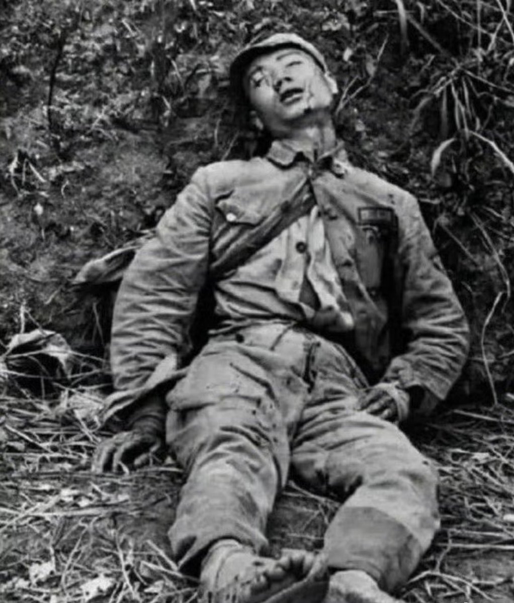 Demi682224's tweet photo. 抗日战争时，穿草鞋的年轻战士战死沙场。他是谁的儿子，谁的丈夫，谁的父亲，如今都已经无从得知。缅怀先烈！🕯️ https://t.co/ITRLOwR2Li