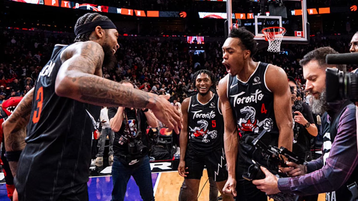 LES RAPTORS SONT-ILS LES MAITRES DU TEMPS ?⏲️

L'objectif de beaucoup d'équipes désormais est d'accélérer le rythme le plus possible (OKC et PACERS style) et Toronto fait quelque chose de complètement unique : ils accélèrent et ils ralentissent.

Quelques petites pensées 🧵