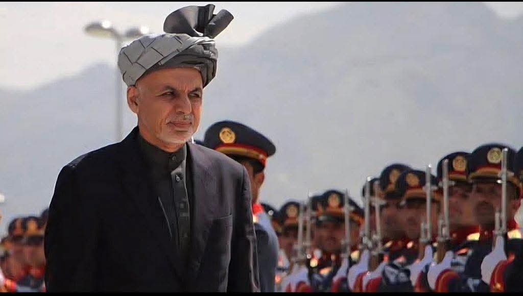 sohailnoorkhan's tweet photo. نن افغان ولسمشر ډاکټر اشرف غني ویلی دي چې

افغانستان د تاریخ یو ډېر حساس پړاو ته رسېدلی، چې هم خطرونه لري او هم فرصتونه. د تلپاتې سولې، ملي اجماع او د ملي ګټو د روښانه تعریف اړتیا تر بل هر وخت ډېره ده. هغه ټینګار کوي چې د اوسني وضعیت د ارزونې وخت دی او ولس دې پرېکړه وکړي چې روان مسیر د سولې، سوکالۍ او مشروعیت پر لور روان دی او که نه.

هغه د کورنیو او بهرنیو ستونزو لکه د مهاجرو شړل، طبیعي پېښې او د پاکستان یرغل یادونه کوي او وايي چې د دغو بحرانونو د حل لپاره ګډ عقل، ملي اتفاق او پراخ بحث ته اړتیا ده. غني زیاتوي چې د تلپاتې سولې، مشروعیت، زده‌کوونکو ځوانانو، د نړۍ سره د بیا نښلېدو او هوښیار سیاست پرته وده ناشونې ده.

په پای کې وایي چې که ولس غوښتنه وکړي، دی چمتو دی د بحران د ختمولو او د هېواد د رغونې په لاره کې خپله ونډه ادا کړي.